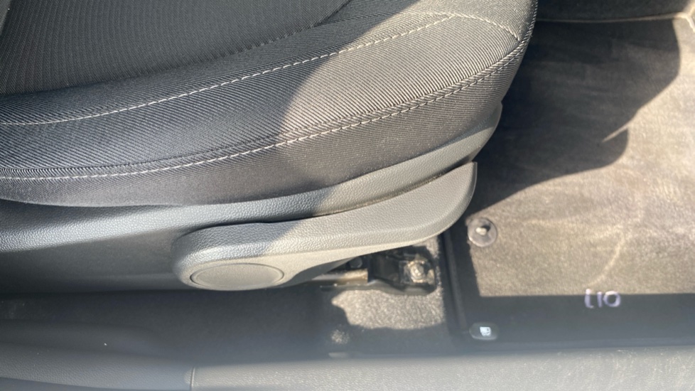 Hyundai i10 1.2 SE 5dr Petrol Hatchback - Image 41