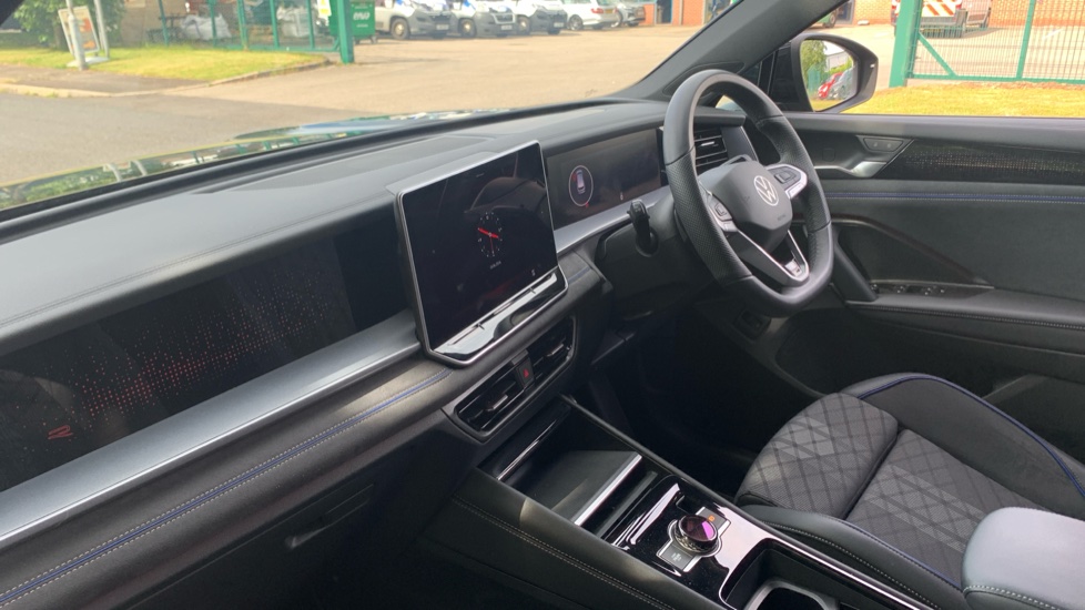 Volkswagen Tayron 1.5 TSI eHybrid R-Line 5dr DSG6 Estate - Image 9