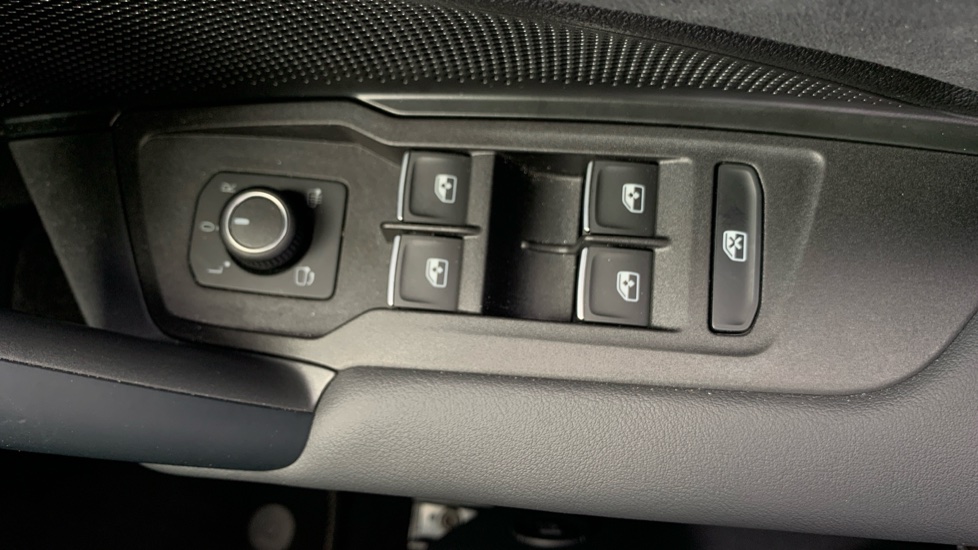 Volkswagen Tayron 1.5 TSI eHybrid R-Line 5dr DSG6 Estate - Image 26