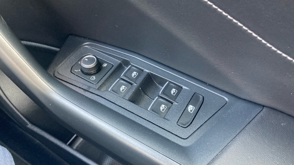 Volkswagen T-Roc 1.5 TSI R-Line 5dr Petrol Hatchback - Image 32