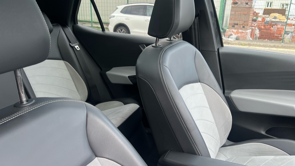 Volkswagen ID.3 150kW Family Pro Performance 58kWh 5dr Auto Electric Hatchback - Image 27
