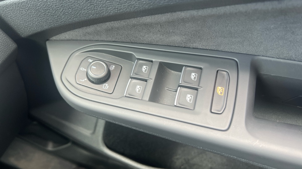 Volkswagen Golf 1.5 eTSI Style 5dr DSG Petrol Hatchback - Image 29