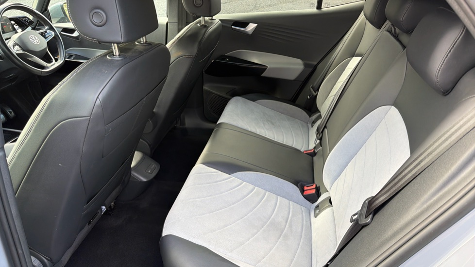 Volkswagen ID.3 150kW Family Pro Performance 58kWh 5dr Auto Electric Hatchback - Image 16