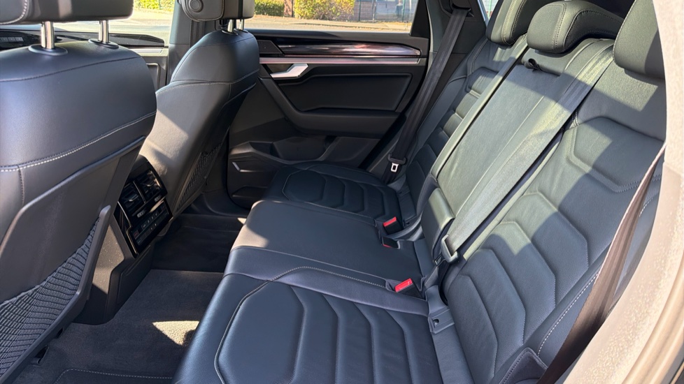 Volkswagen Touareg 3.0 V6 TDI 4Motion 286 Black Edition 5dr Tip Auto Diesel Estate - Image 16