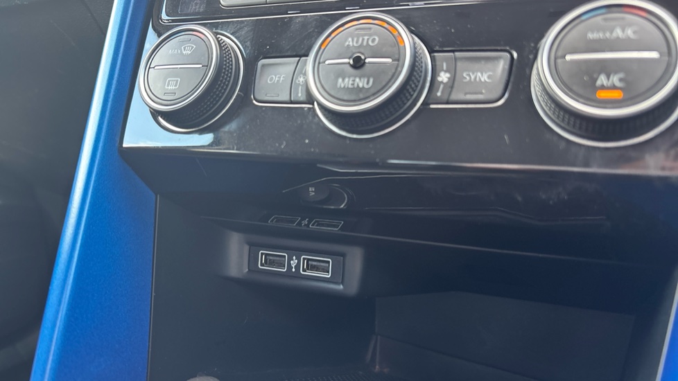 Volkswagen T-Roc 1.6 TDI Design 5dr Diesel Hatchback - Image 31