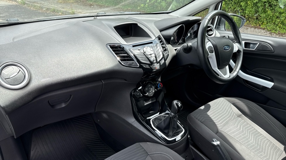 Ford Fiesta 1.25 82 Zetec White 3dr Petrol Hatchback - Image 9