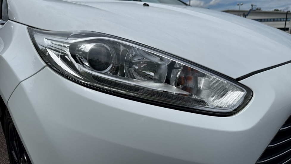 Ford Fiesta 1.25 82 Zetec White 3dr Petrol Hatchback - Image 28