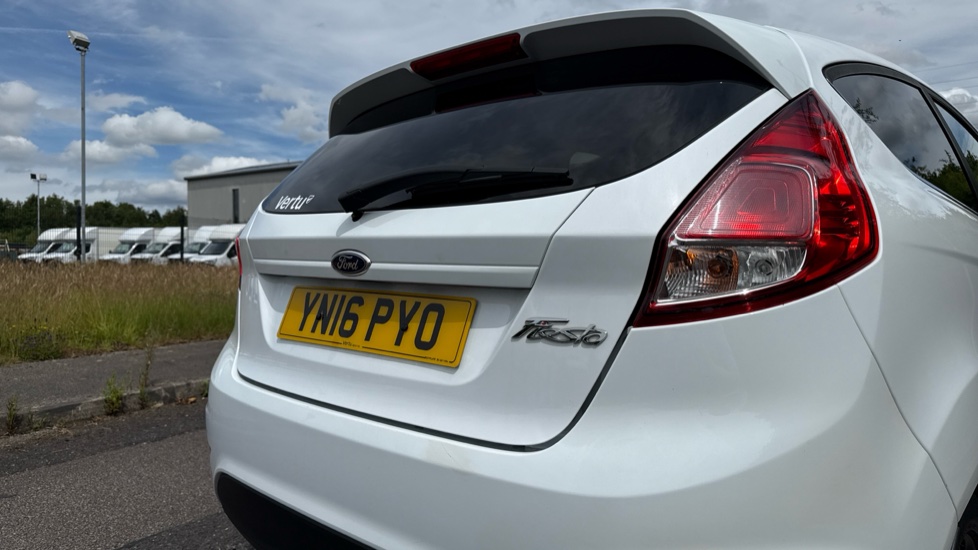 Ford Fiesta 1.25 82 Zetec White 3dr Petrol Hatchback - Image 32