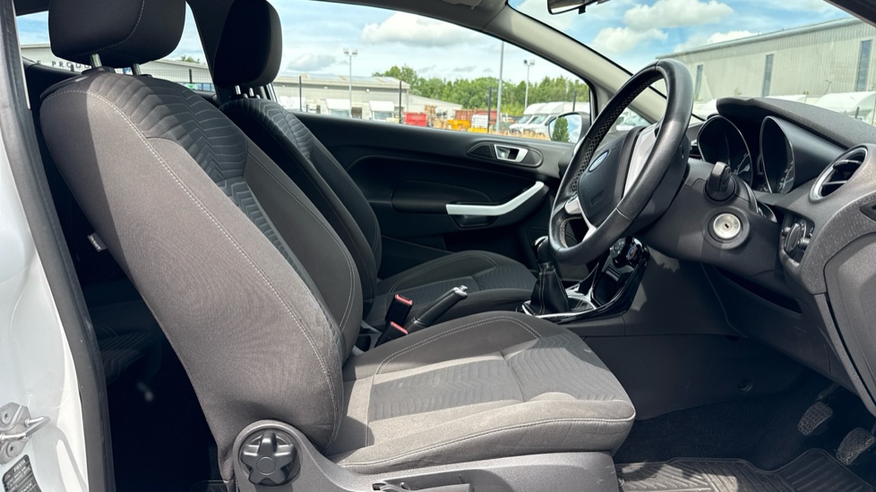 Ford Fiesta 1.25 82 Zetec White 3dr Petrol Hatchback - Image 36