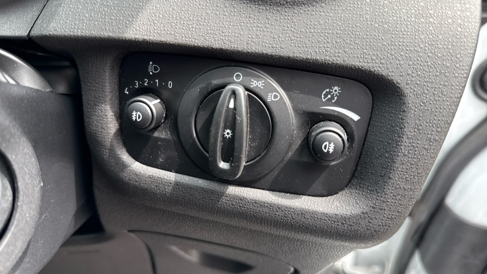 Ford Fiesta 1.25 82 Zetec White 3dr Petrol Hatchback - Image 38