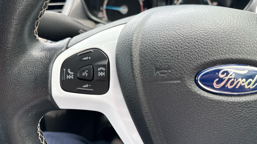Ford Fiesta 1.25 82 Zetec White 3dr Petrol Hatchback - Image 39