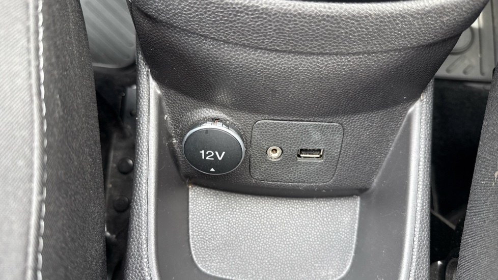 Ford Fiesta 1.25 82 Zetec White 3dr Petrol Hatchback - Image 41