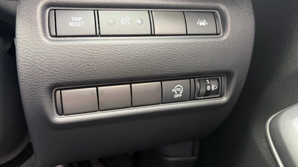 Nissan Juke 1.0 DiG-T 114 N-Connecta 5dr DCT Petrol Hatchback - Image 31
