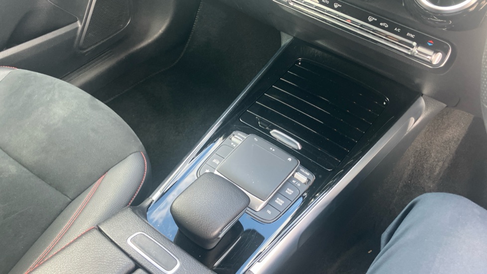 Mercedes-Benz GLB 200 AMG Line 5dr 7G-Tronic Petrol Estate - Image 13
