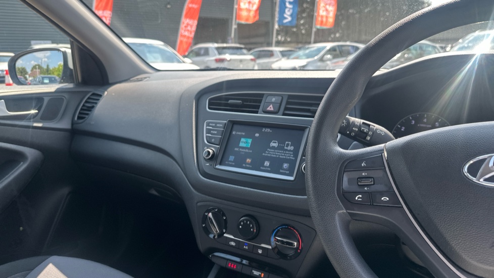 Hyundai i20 1.2 MPi S Connect 5dr Petrol Hatchback - Image 14