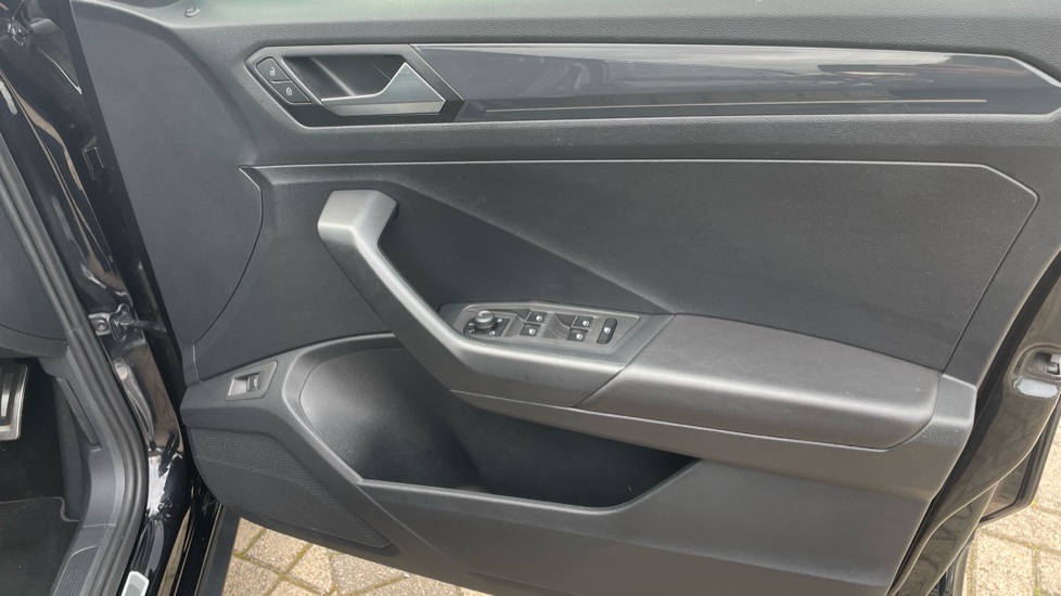 Volkswagen T-Roc 1.5 TSI EVO R-Line 5dr Petrol Hatchback - Image 32