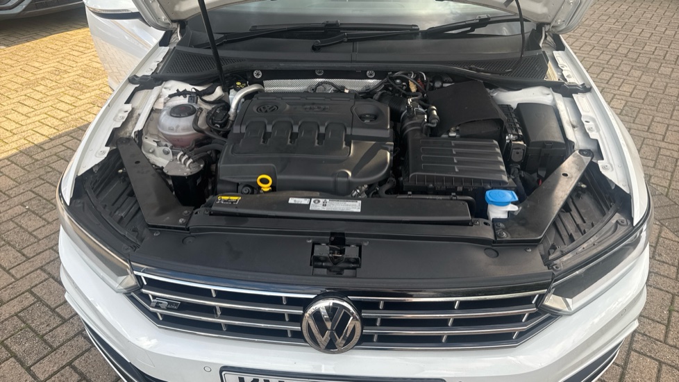 Volkswagen Passat 2.0 TDI SCR 190 R-Line 5dr DSG [Panoramic Roof] Diesel Estate - Image 8