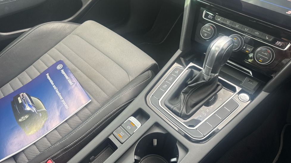 Volkswagen Passat 2.0 TDI SCR 190 R-Line 5dr DSG [Panoramic Roof] Diesel Estate - Image 13