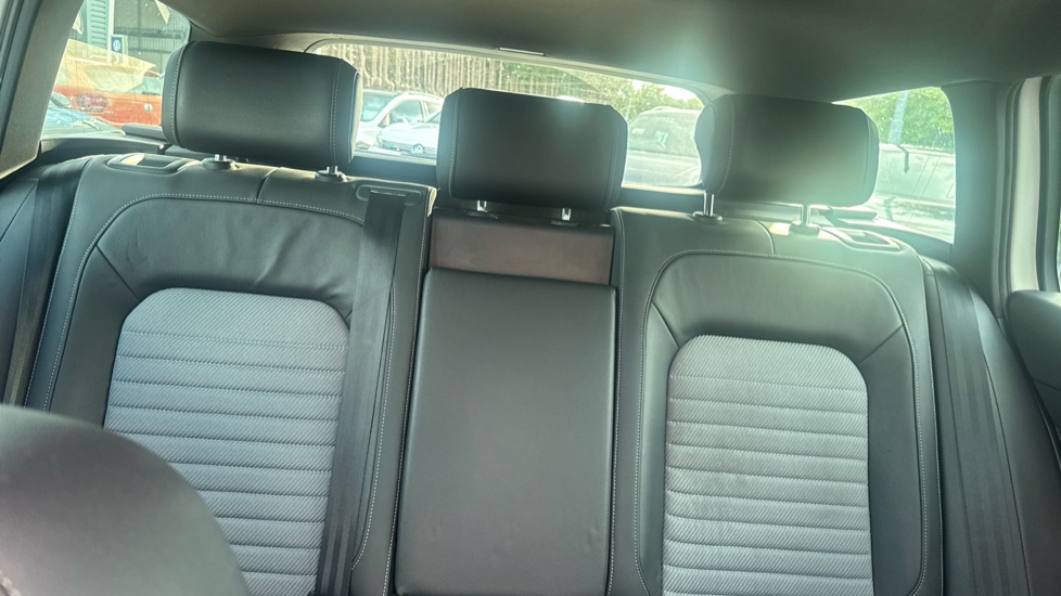 Volkswagen Passat 2.0 TDI SCR 190 R-Line 5dr DSG [Panoramic Roof] Diesel Estate - Image 15