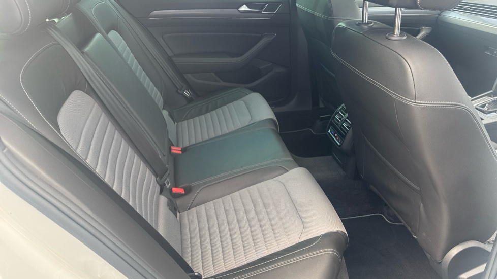 Volkswagen Passat 2.0 TDI SCR 190 R-Line 5dr DSG [Panoramic Roof] Diesel Estate - Image 16
