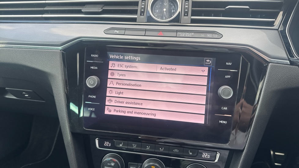 Volkswagen Passat 2.0 TDI SCR 190 R-Line 5dr DSG [Panoramic Roof] Diesel Estate - Image 30