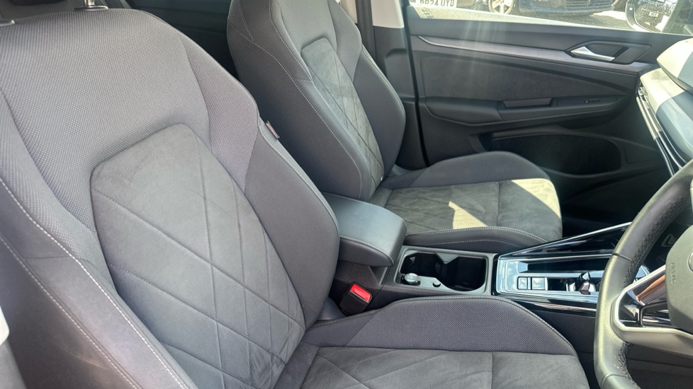 Volkswagen Golf 1.5 eTSI Style 5dr DSG Petrol Hatchback - Image 15