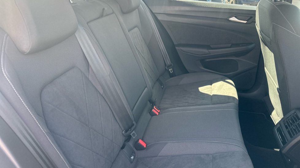 Volkswagen Golf 1.5 eTSI Style 5dr DSG Petrol Hatchback - Image 16