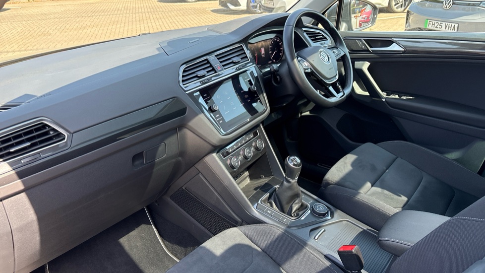 Volkswagen Tiguan 2.0 TDi 150 4Motion SEL 5dr Diesel Estate - Image 2