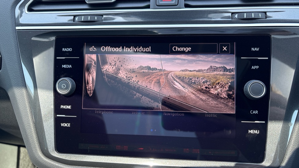 Volkswagen Tiguan 2.0 TDi 150 4Motion SEL 5dr Diesel Estate - Image 26