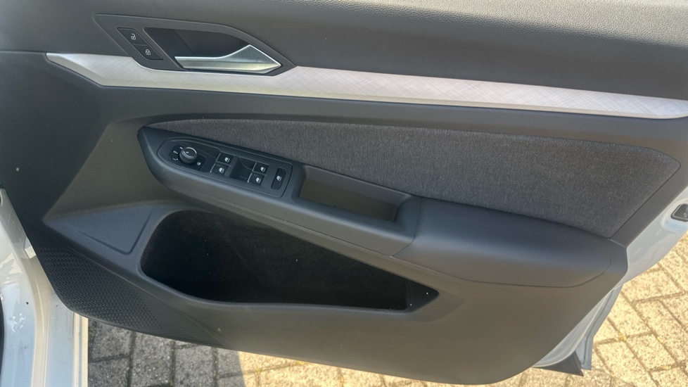Volkswagen Golf 1.5 eTSI 150 Life 5dr DSG Petrol Hatchback - Image 19