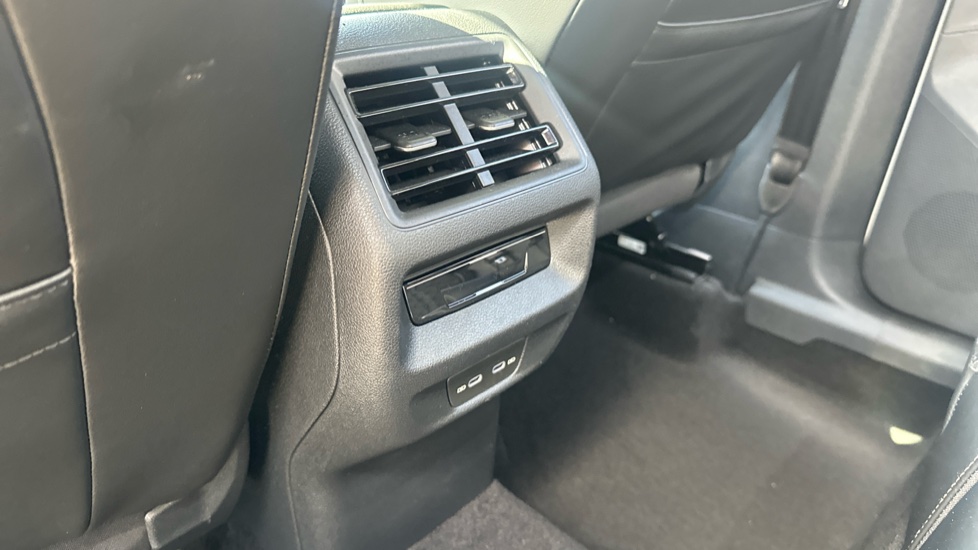 Volkswagen Tiguan 2.0 TDI R-Line 5dr DSG Diesel Estate - Image 24