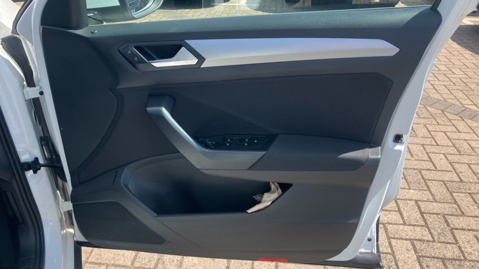 Volkswagen T-Roc 1.5 TSI Life 5dr Petrol Hatchback - Image 19