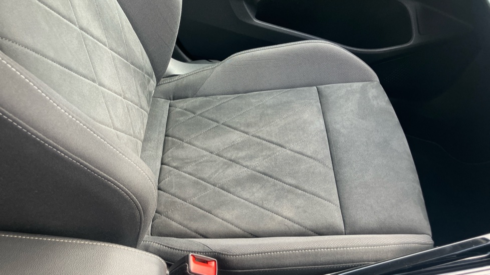 Volkswagen Golf 1.4 TSI eHybrid Style 5dr DSG Hatchback - Image 22