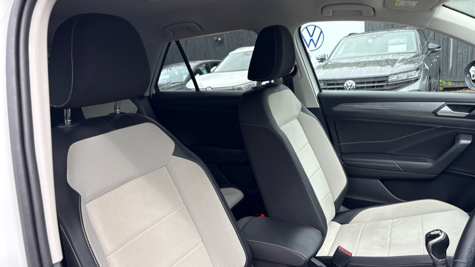 Volkswagen T-Roc 1.5 TSI Style 5dr Petrol Hatchback - Image 38