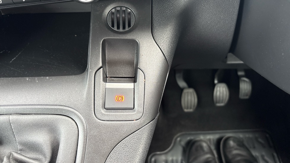 Citroen Berlingo M Petrol 1.2 PureTech 110ps Plus [5 seat] - Image 30