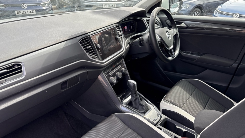 Volkswagen T-Roc 1.5 TSI EVO SEL 5dr DSG Petrol Hatchback - Image 2