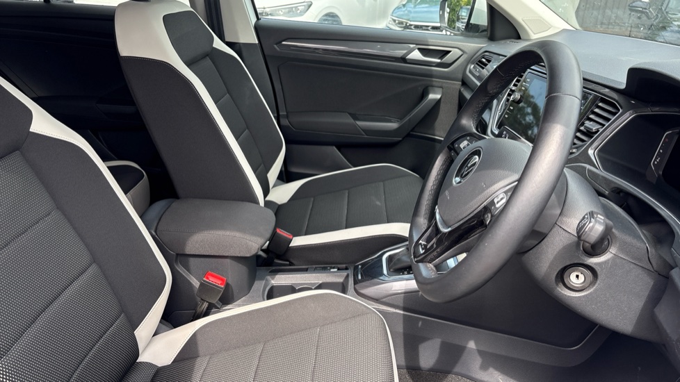 Volkswagen T-Roc 1.5 TSI EVO SEL 5dr DSG Petrol Hatchback - Image 15