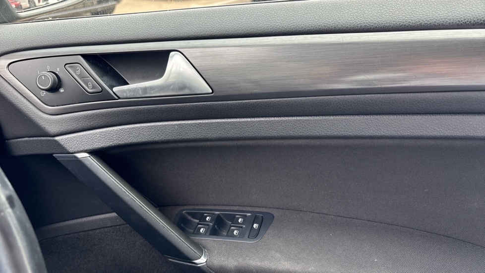 Volkswagen Golf 1.0 TSI 110 SE 5dr Petrol Hatchback - Image 19