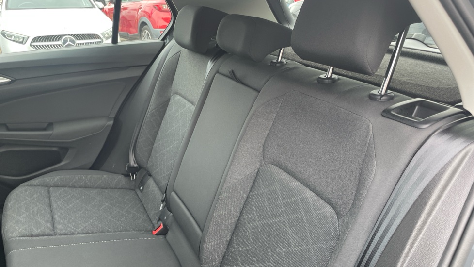 Volkswagen Golf 2.0 TDI Life 5dr Diesel Hatchback - Image 16
