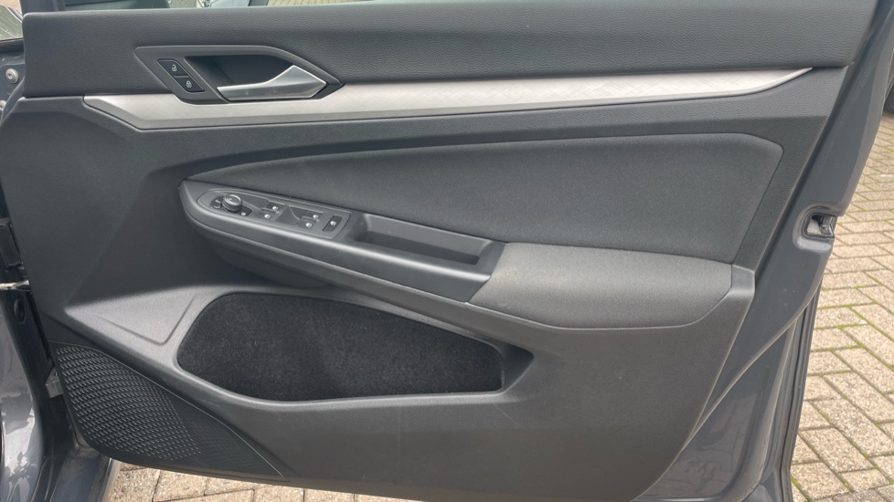 Volkswagen Golf 2.0 TDI Life 5dr Diesel Hatchback - Image 19