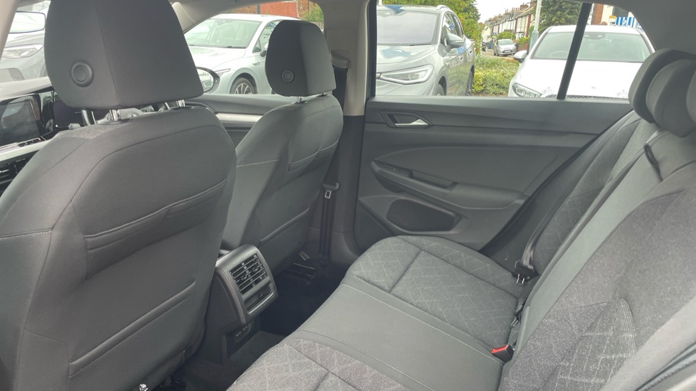 Volkswagen Golf 2.0 TDI Life 5dr Diesel Hatchback - Image 28
