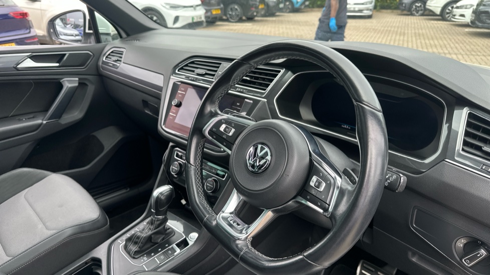 Volkswagen Tiguan 2.0 TDi 150 R-Line 5dr DSG Diesel Estate - Image 6