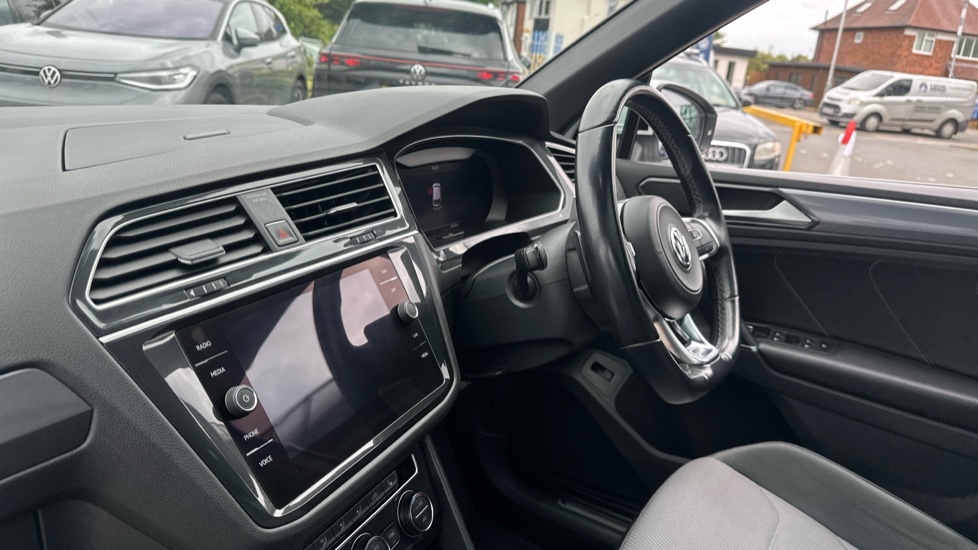 Volkswagen Tiguan 2.0 TDi 150 R-Line 5dr DSG Diesel Estate - Image 21