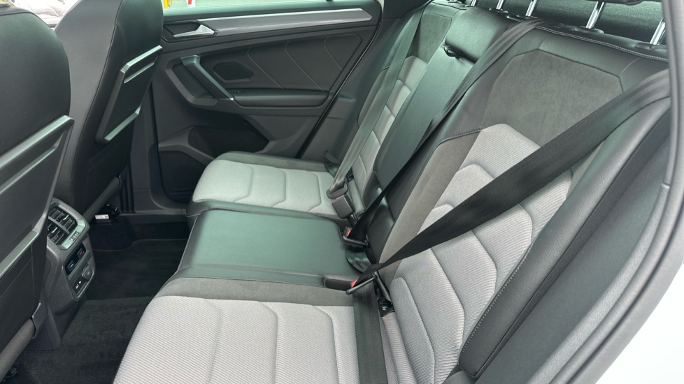 Volkswagen Tiguan 2.0 TDi 150 R-Line 5dr DSG Diesel Estate - Image 28
