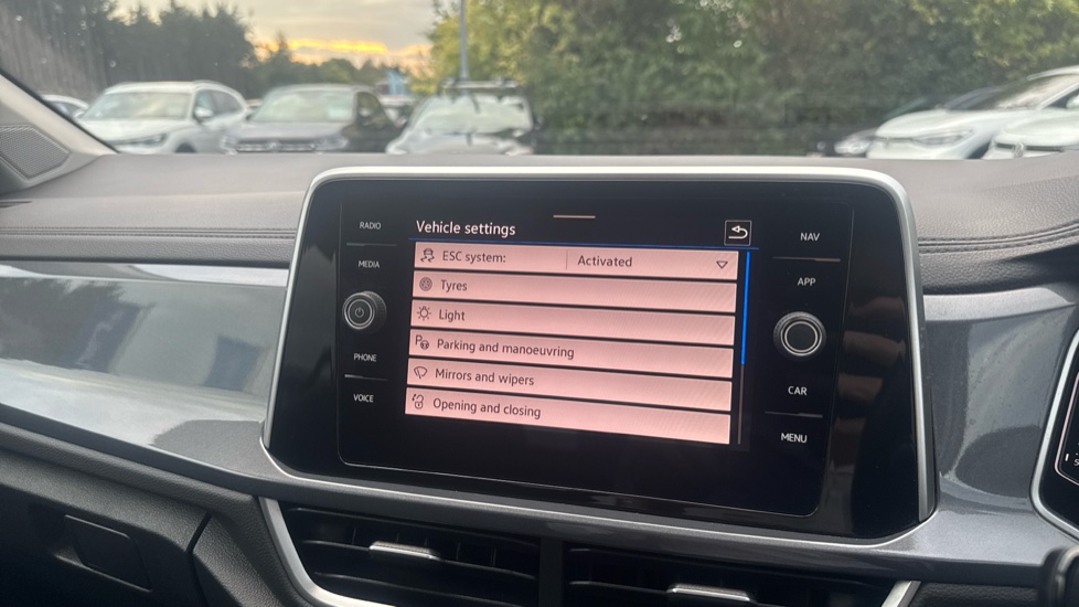 Volkswagen T-Roc 1.5 TSI Style 5dr DSG Petrol Hatchback - Image 27