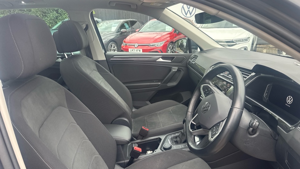 Volkswagen Tiguan 2.0 TDI 4Motion Elegance 5dr DSG Diesel Estate - Image 15