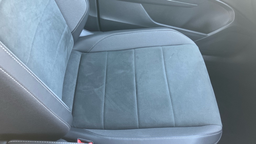 Volkswagen T-Roc 1.5 TSI Style 5dr DSG Petrol Hatchback - Image 22