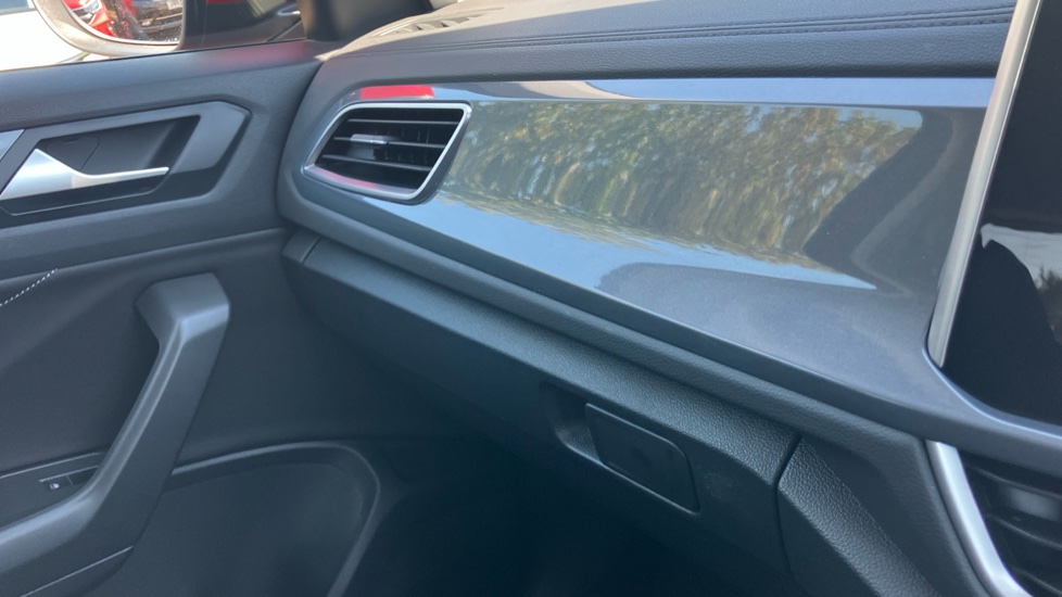 Volkswagen T-Roc 1.5 TSI Style 5dr DSG Petrol Hatchback - Image 39