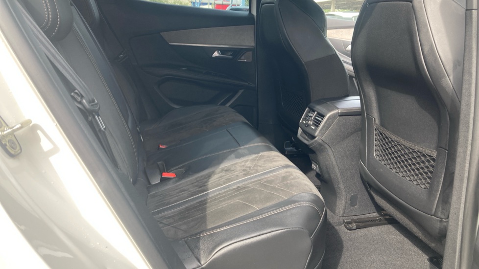 Peugeot 3008 1.6 Hybrid4 300 GT 5dr e-EAT8 Estate - Image 16