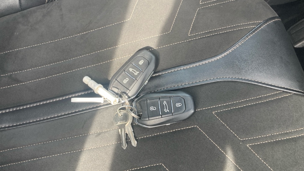 Peugeot 3008 1.6 Hybrid4 300 GT 5dr e-EAT8 Estate - Image 20